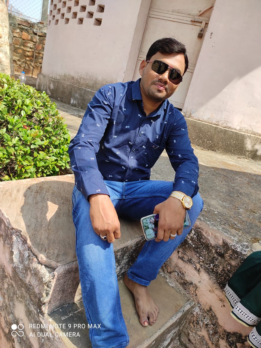 हमने सिक्के उछाल रख्खे हैं