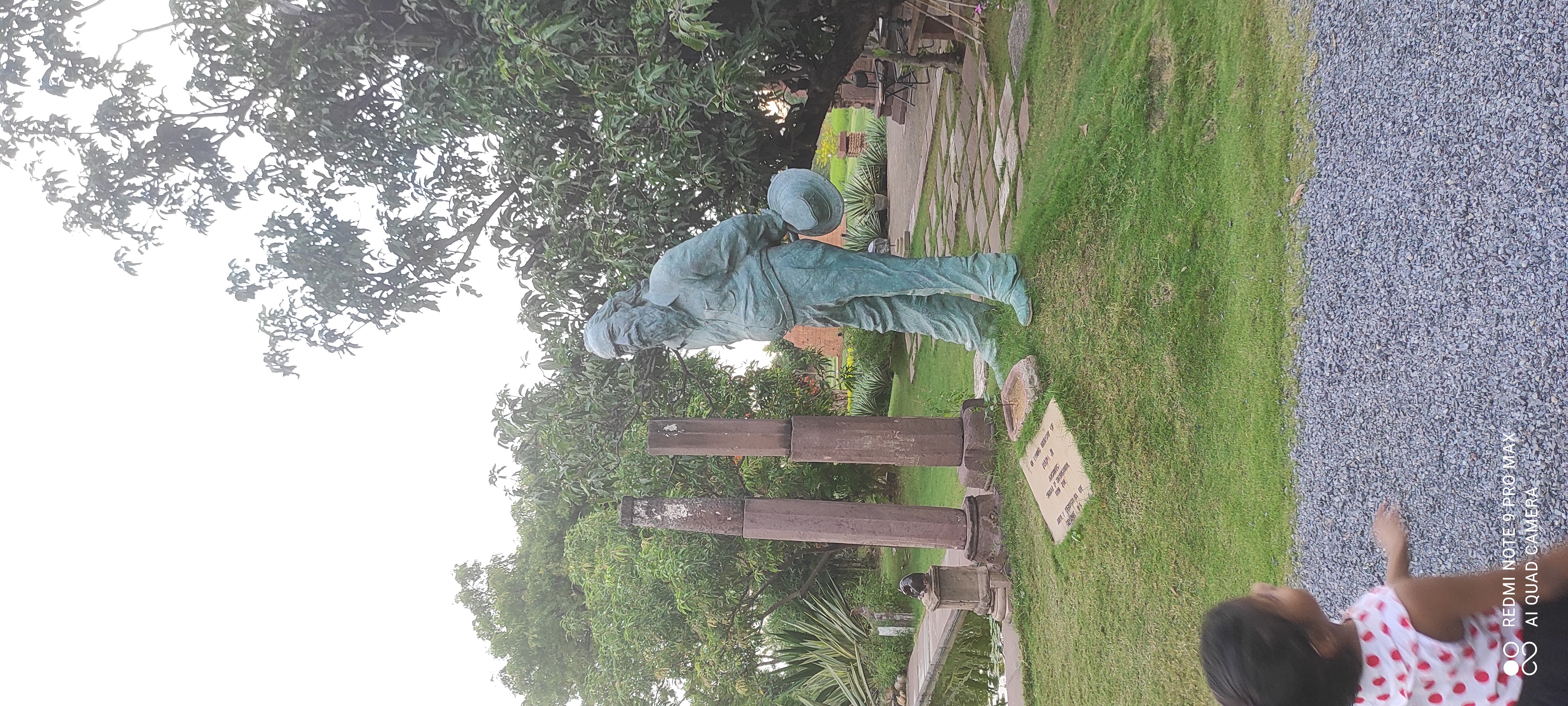 मुझे मौजें उछाले जा रही है's image