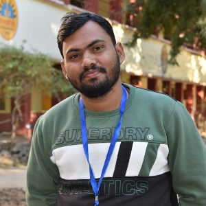 बशर करते फ़क़ीरी में लकीरों पर नही चलते