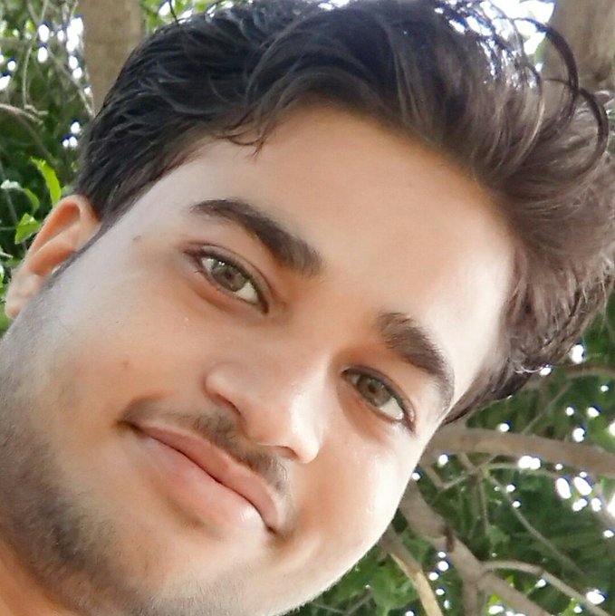 Nigahon ke khel me