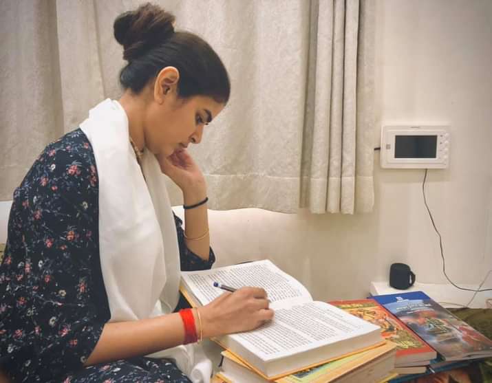 तुम्हारे नाम इक चिट्ठी लिखी है's image