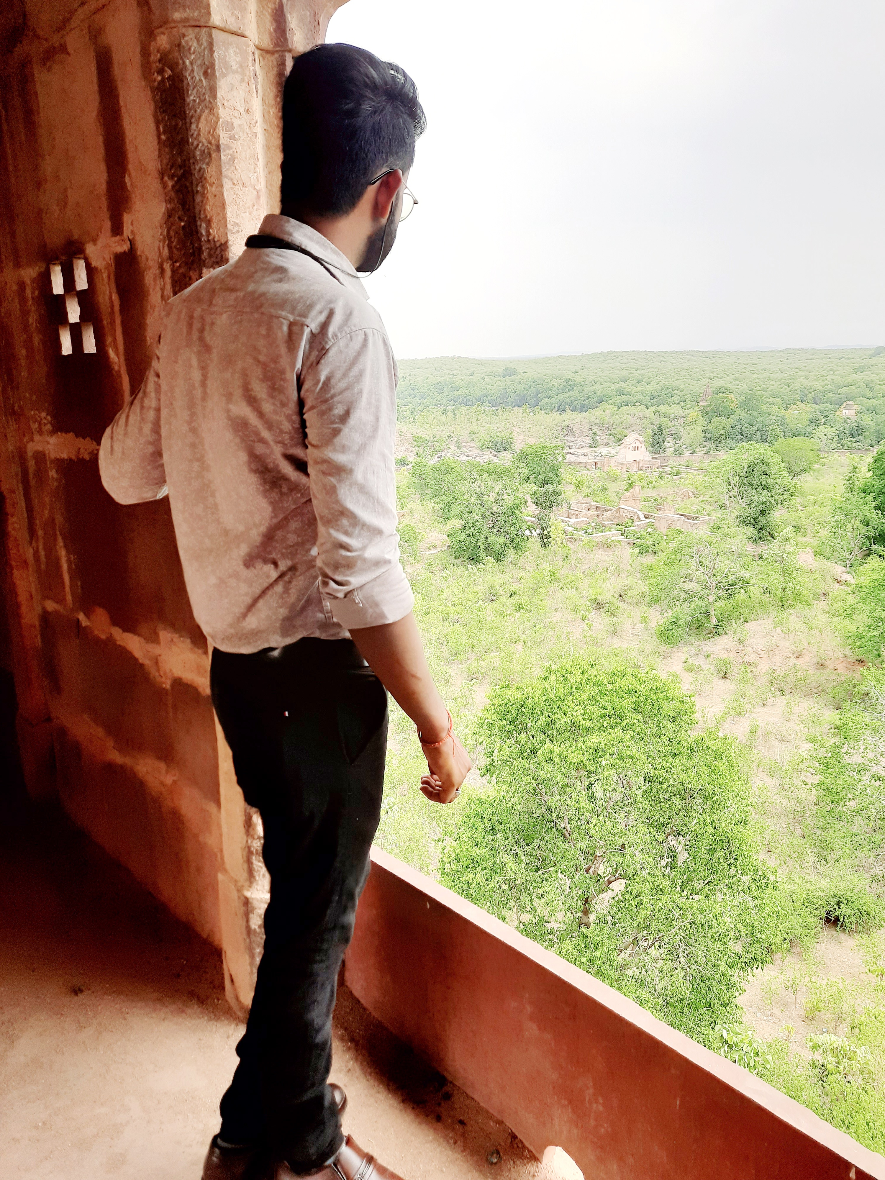 घुटन बहुत है's image