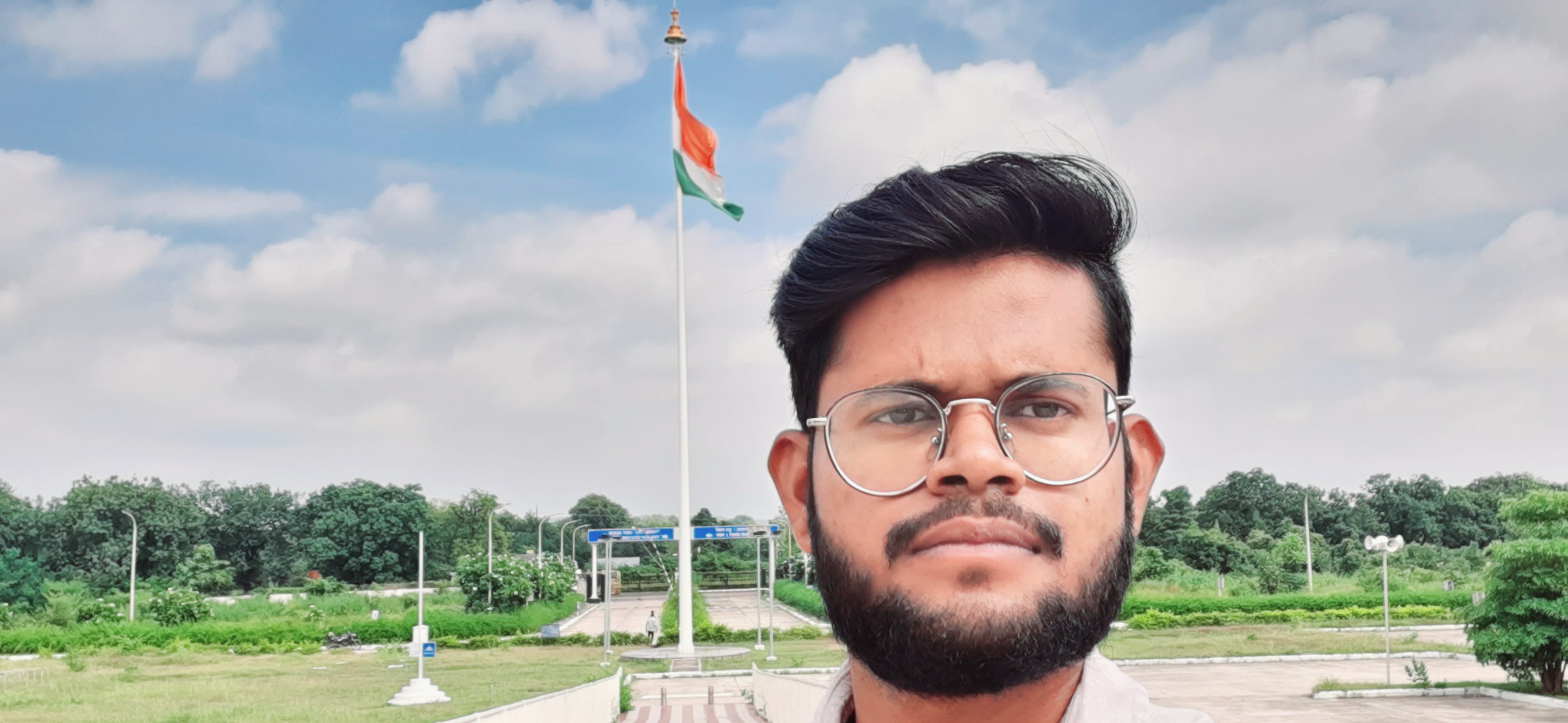 मैं उनको शीश झुकाता हूँ's image