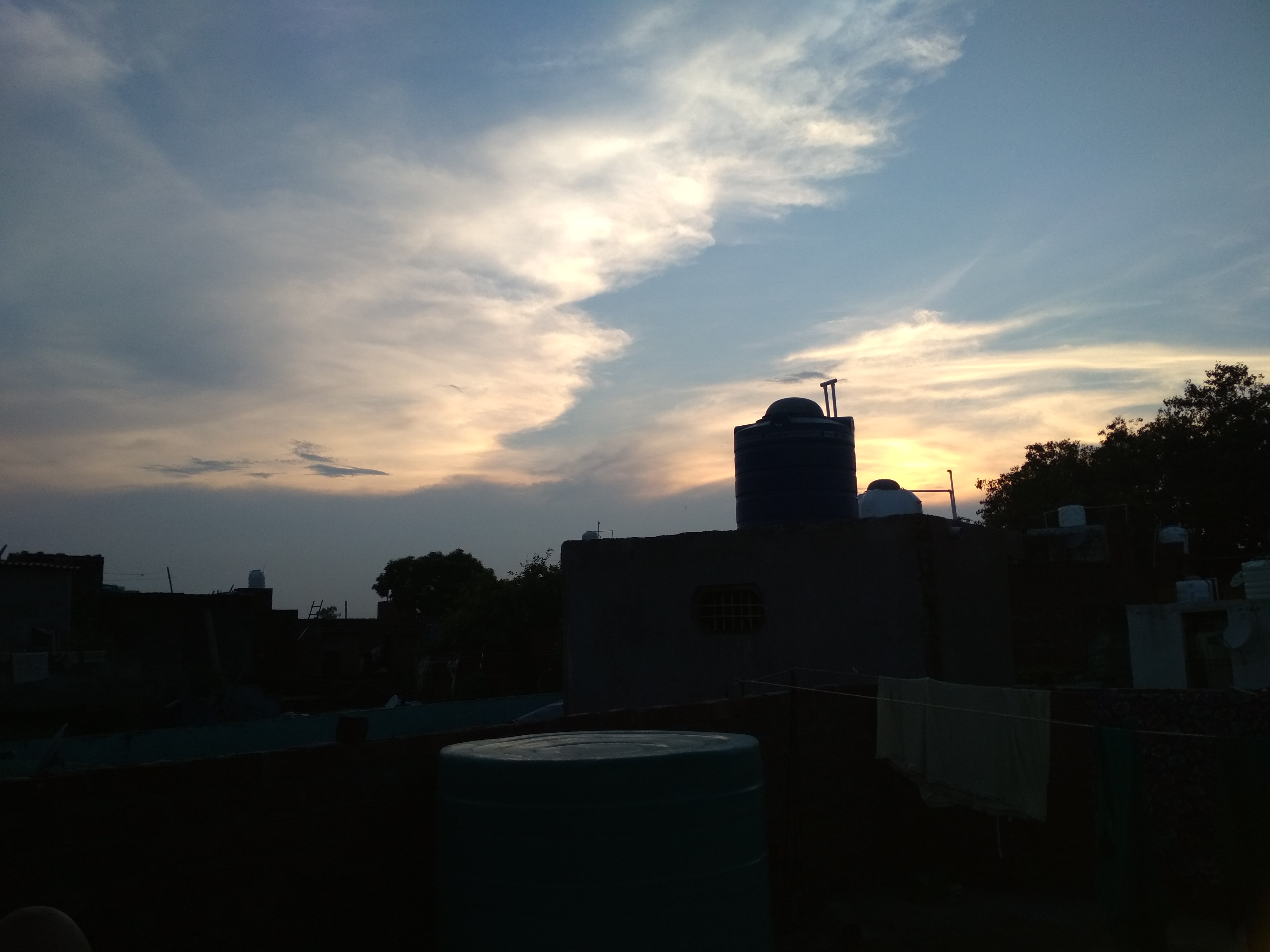 दूर तक ख़्वाबों में फैली रोशनी को देखिये's image