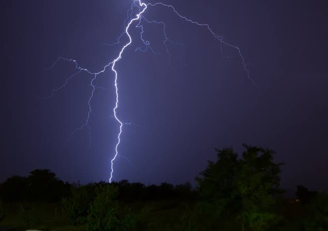 रात! कर न कुछ बात's image