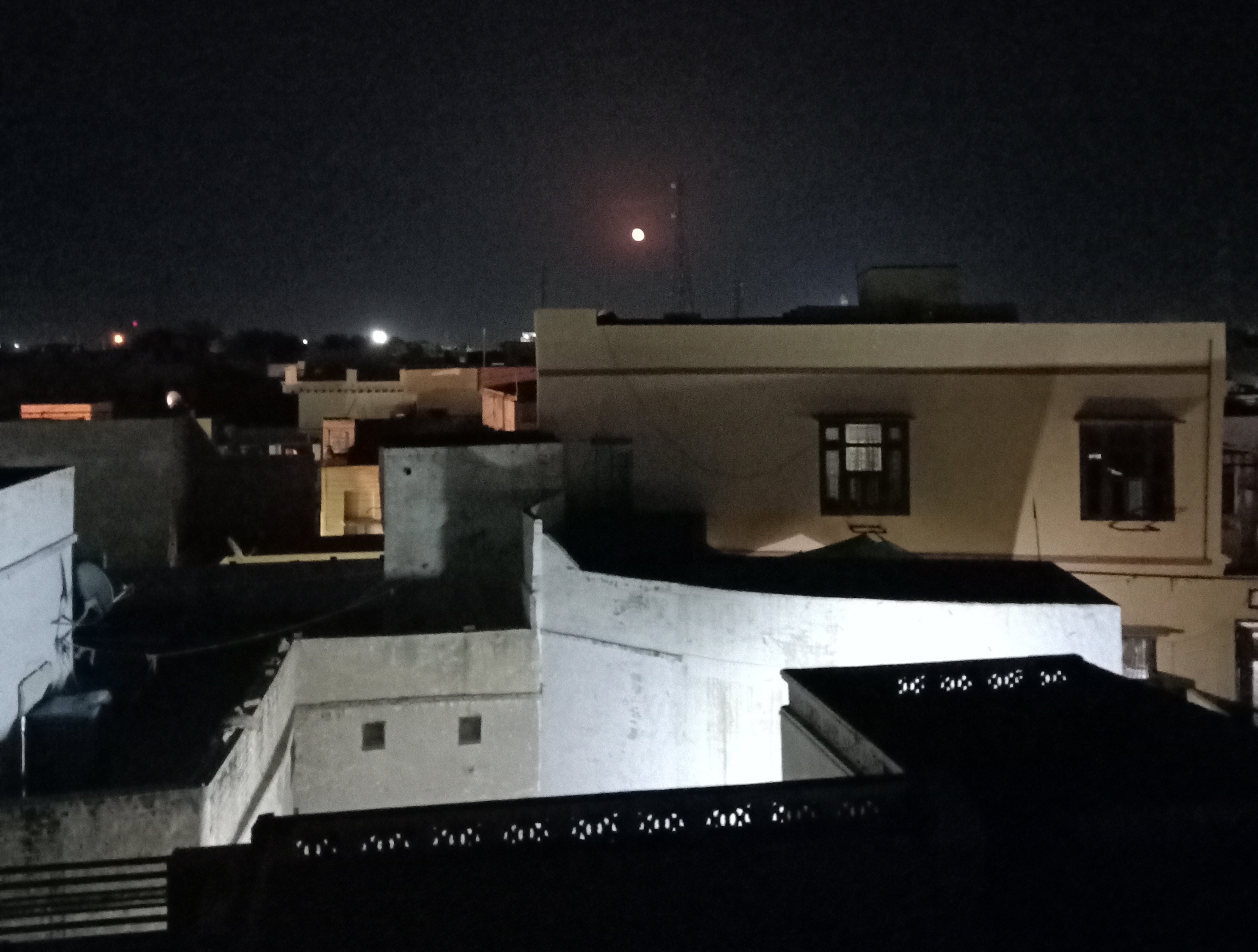 गली का चाँद's image