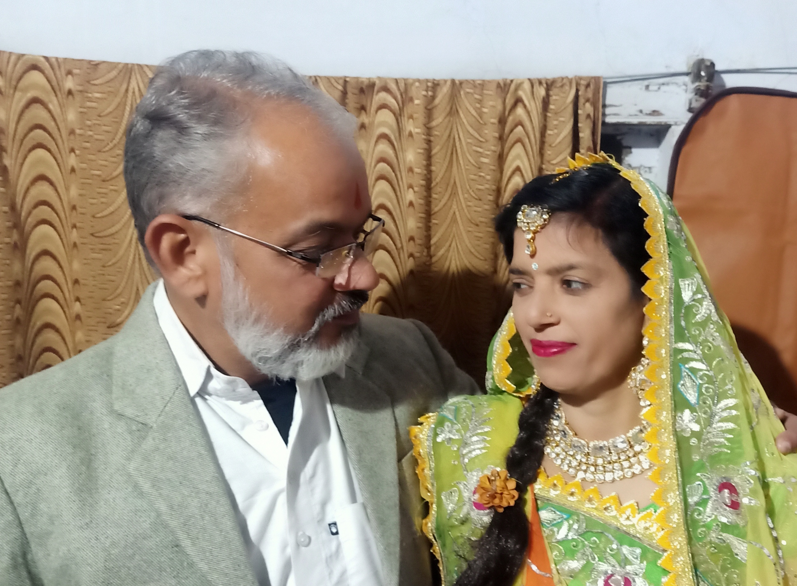आपकी नज़रों का इशारा चाहिये
