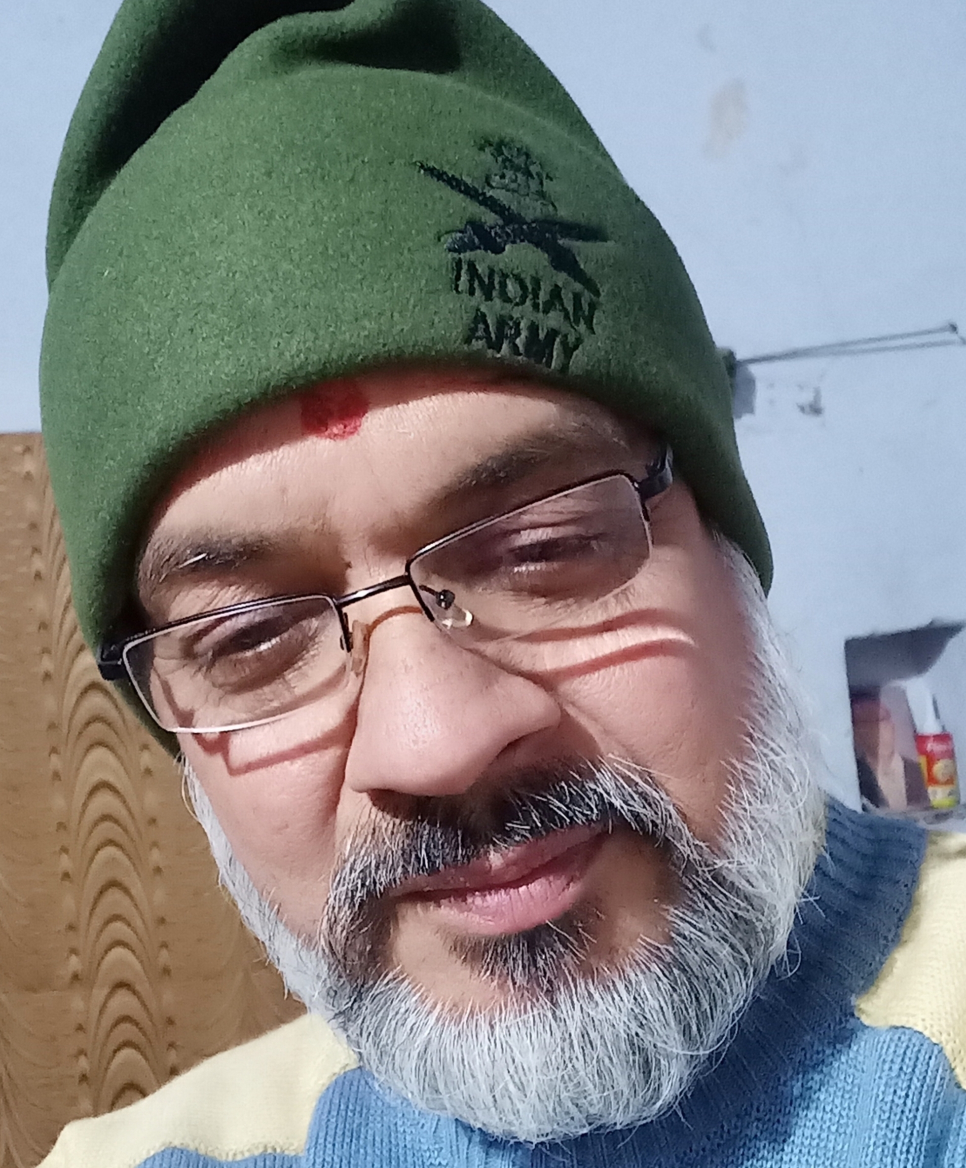 सादगी पे ध्यान लगा बैठे।'s image