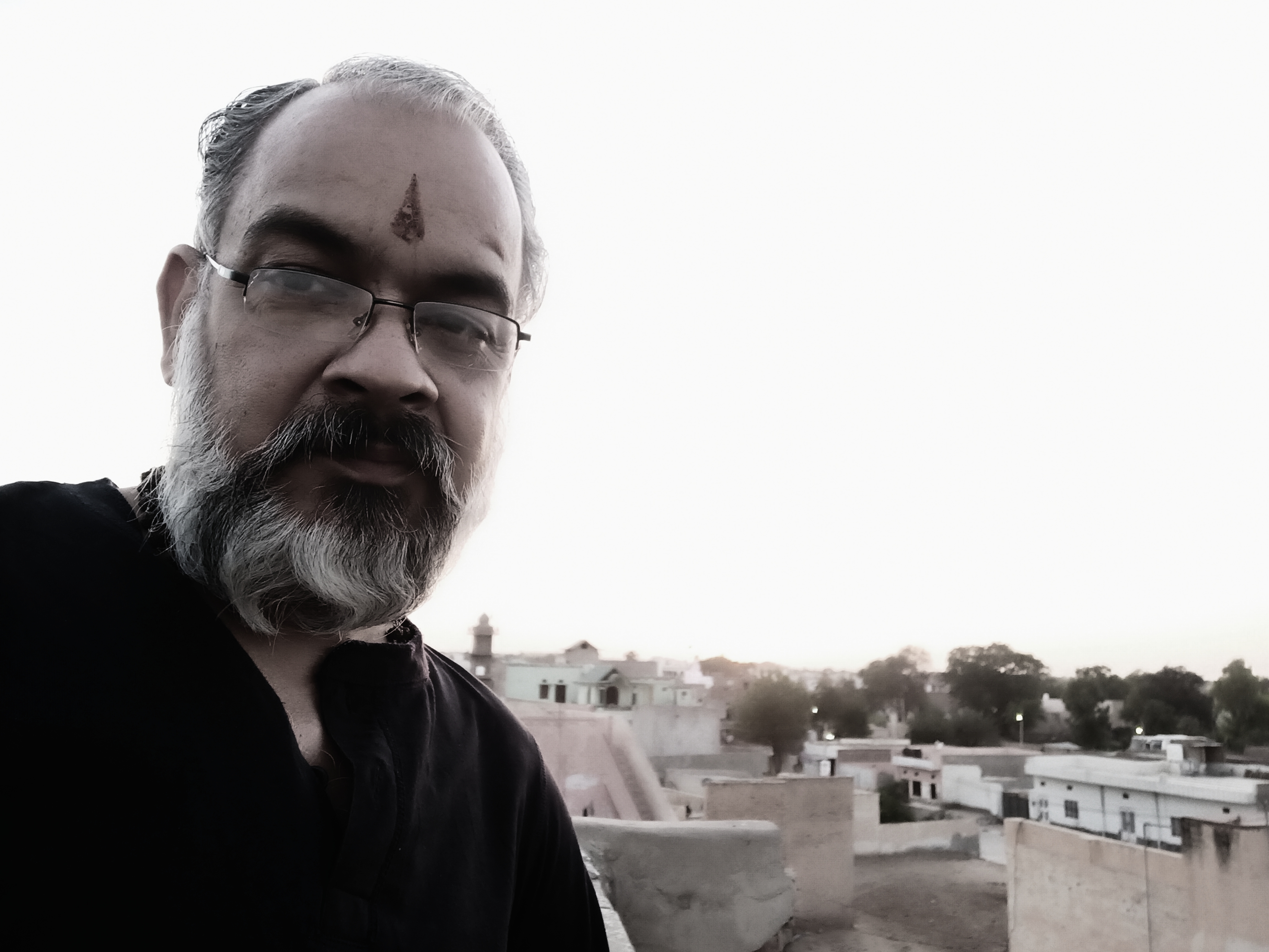 बेगानी बस्ती's image