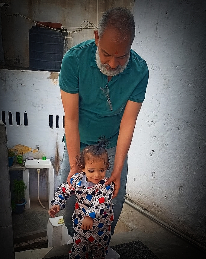 घर मे बचपन's image