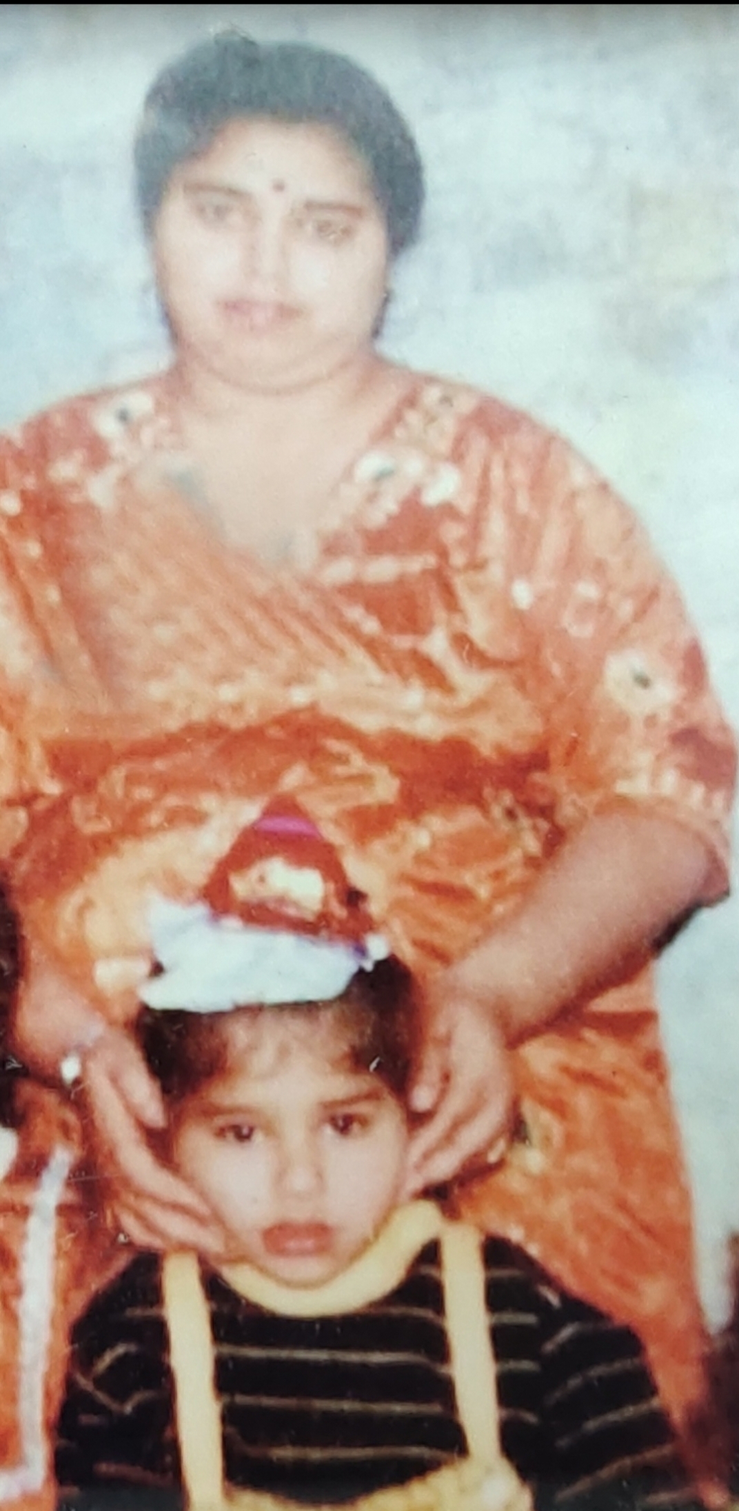 मां की यादें दिन गुज़र जाता है काम करते हुऐ गुजरती नहीं है रातें's image