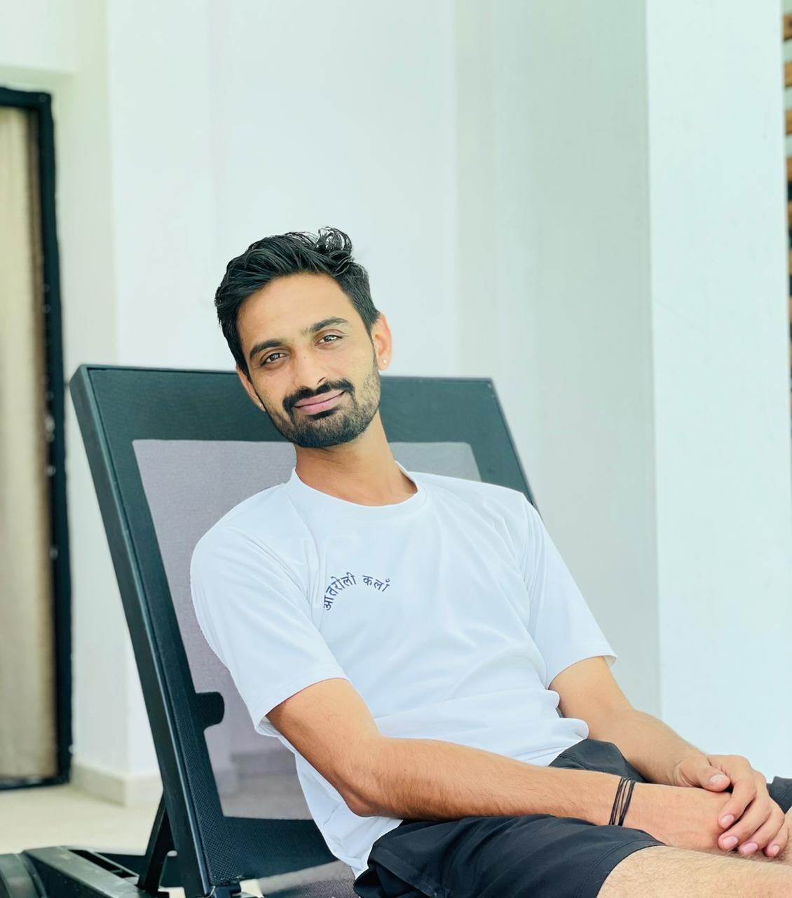 शिखर तक पहुँचने की लगी है जो एक होड's image