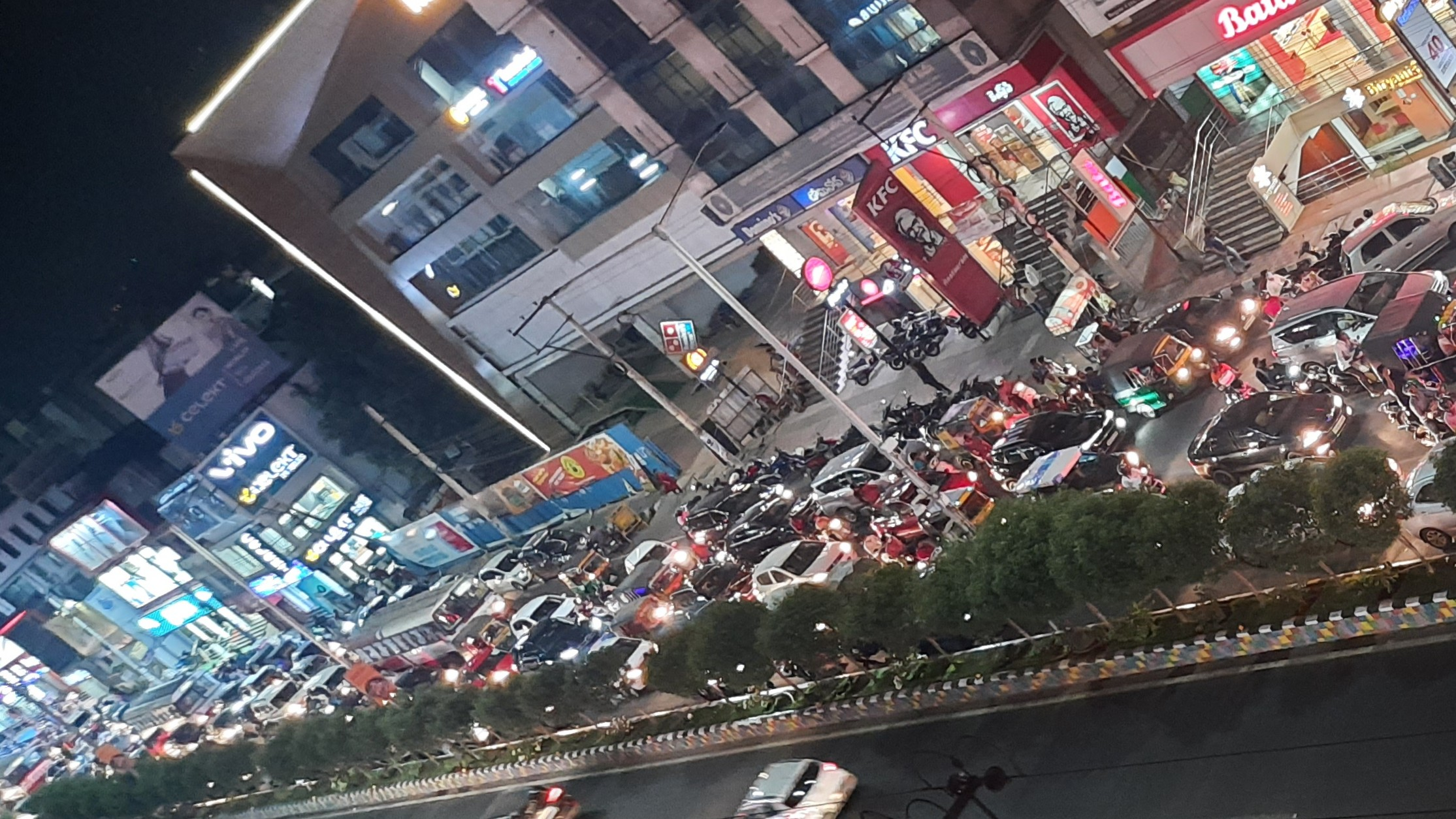 बड़ी बेचैनी है - कामिनी मोहन।'s image