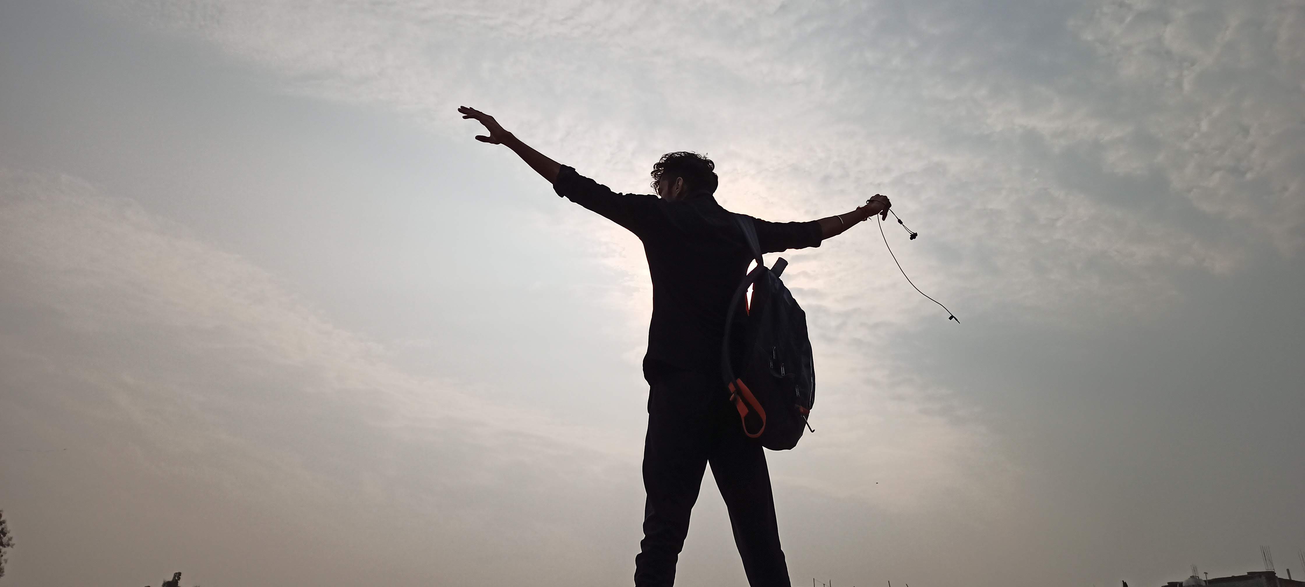 तू क्षितिज है अनंत सी, मैं उभर रहा शुरुआत सा।'s image