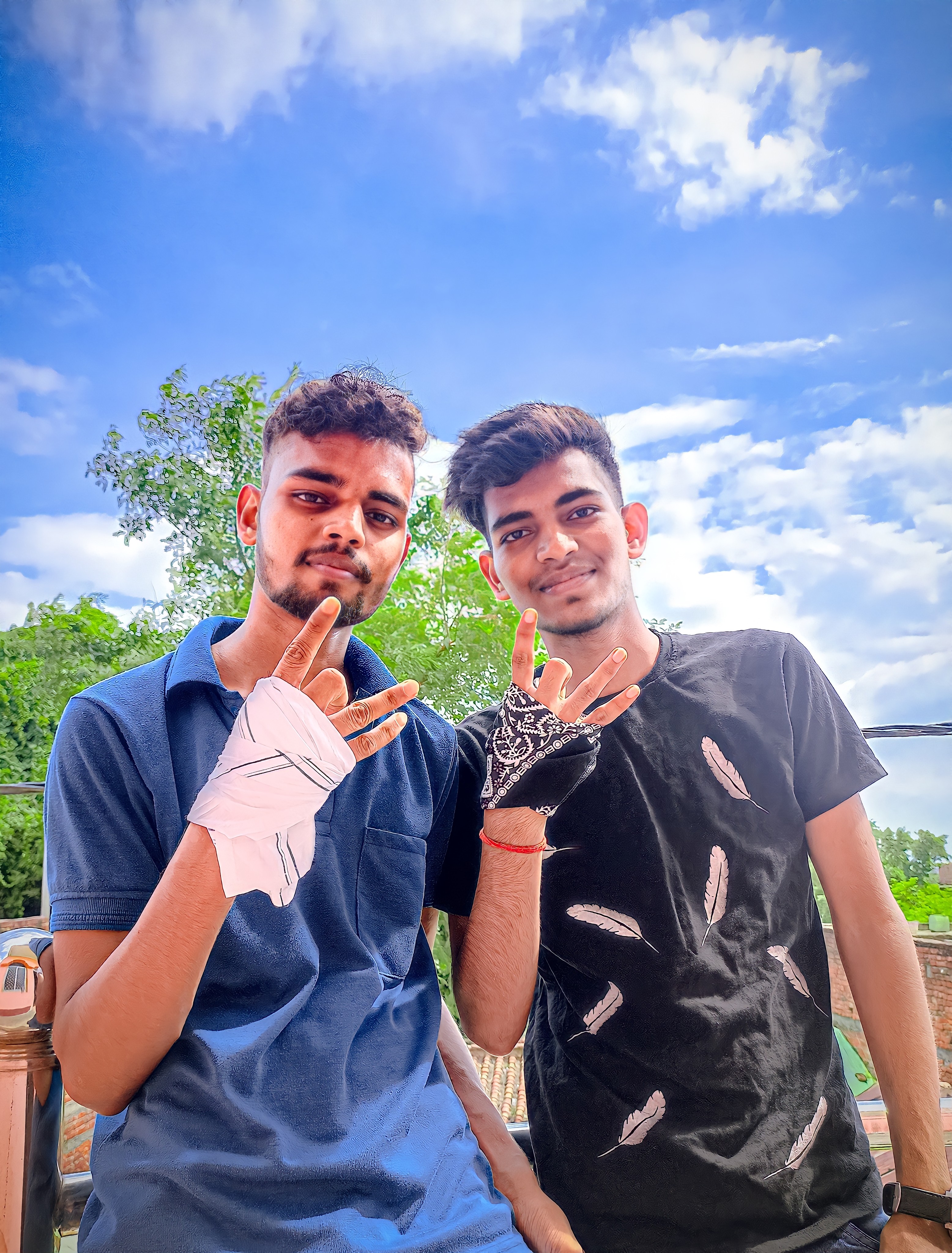 दिन का नहीं पता हम से रातों के बारे में पूछिए's image