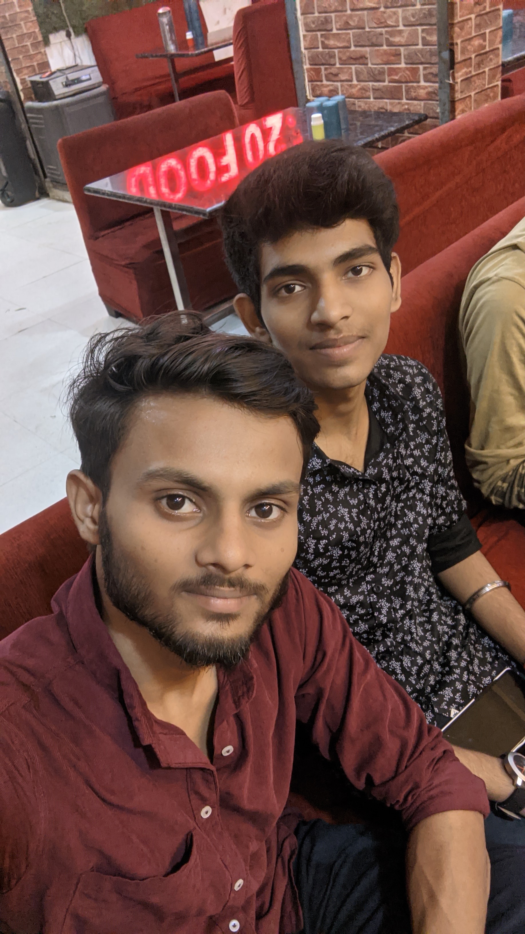 मैं दर्द को लिखूं या लिखूं मरहमों को's image