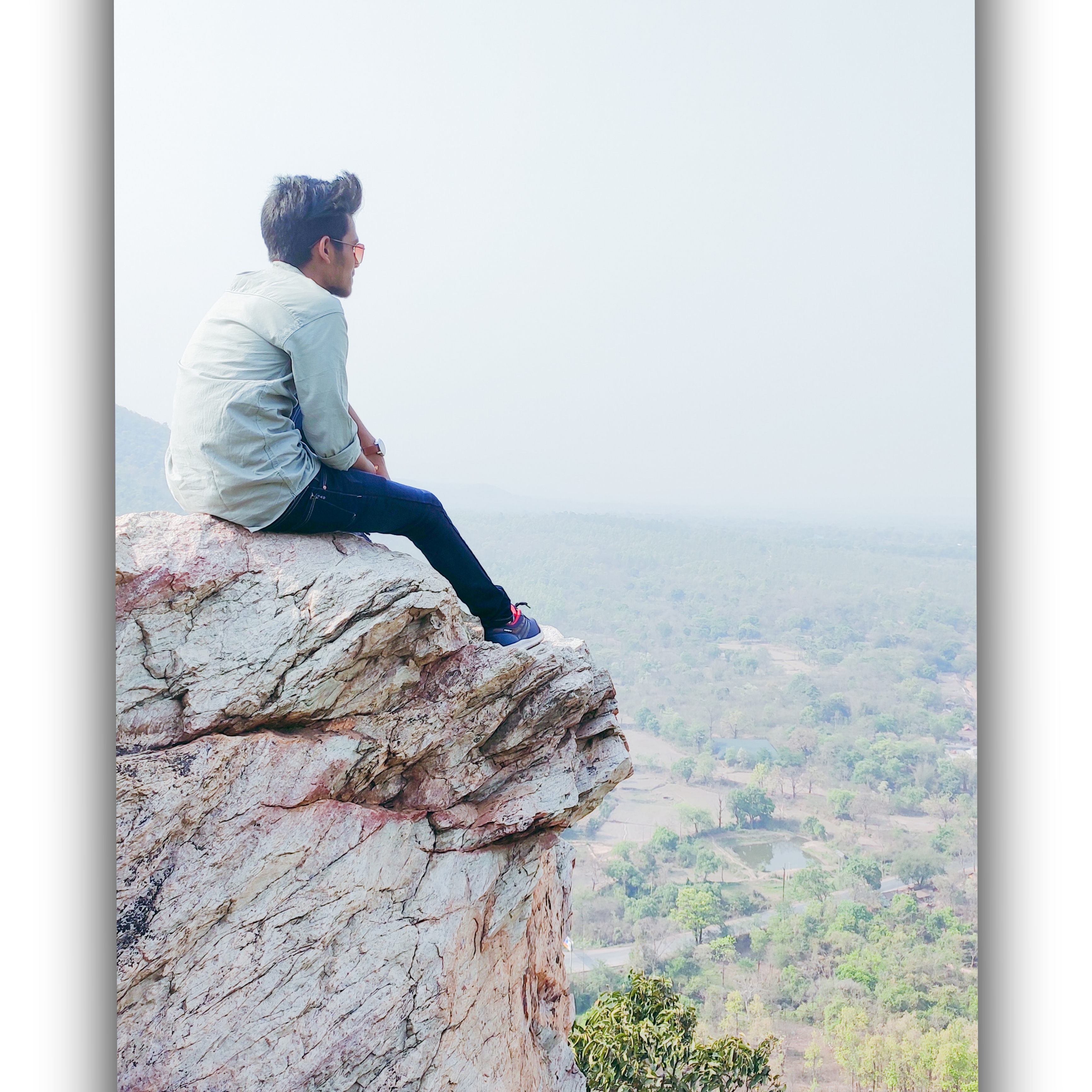 तेरे शहर से दूर गुज़ारा नहीं हो सकता..'s image