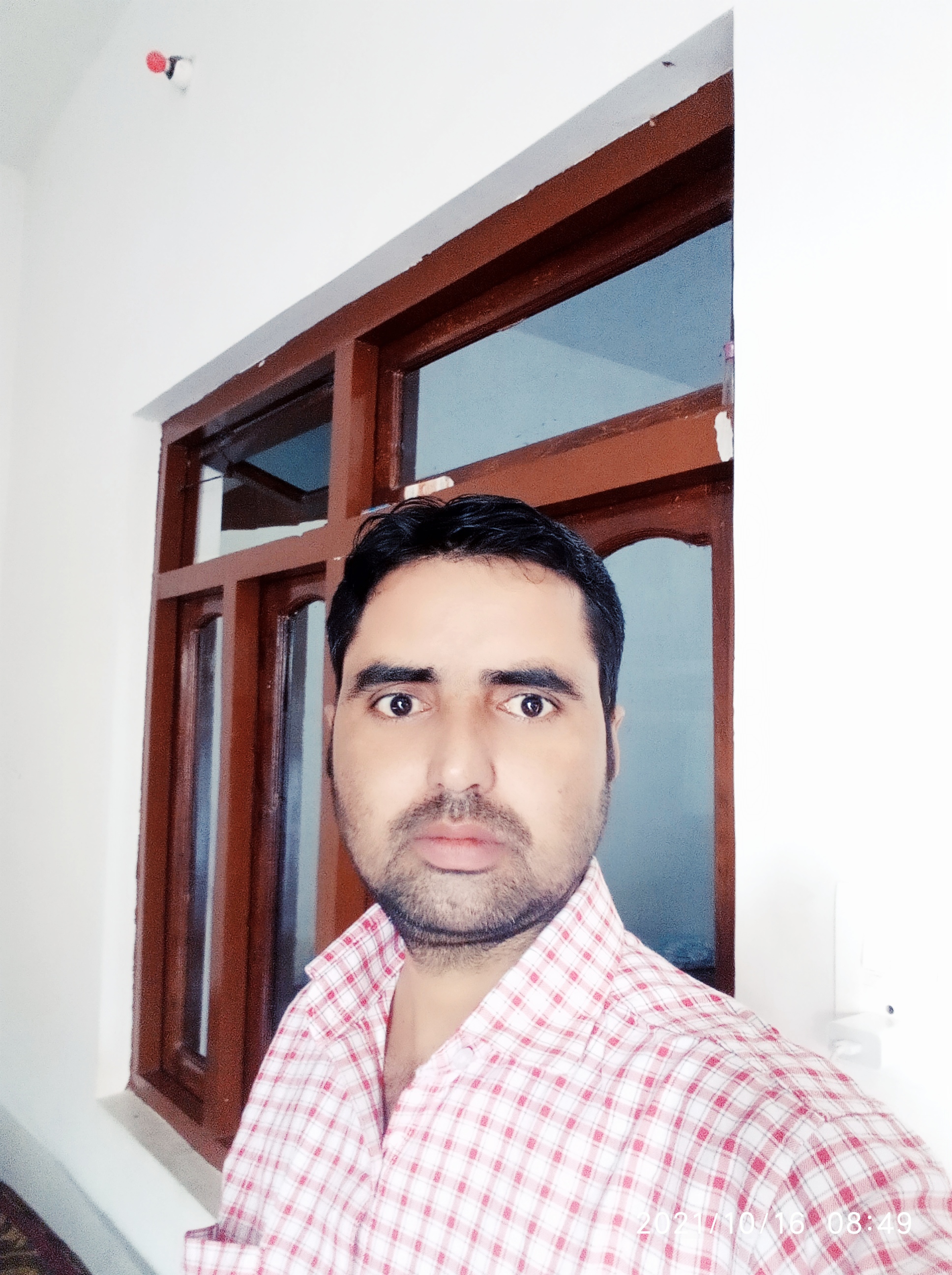 सरे आईना छुपा रहा कोई's image