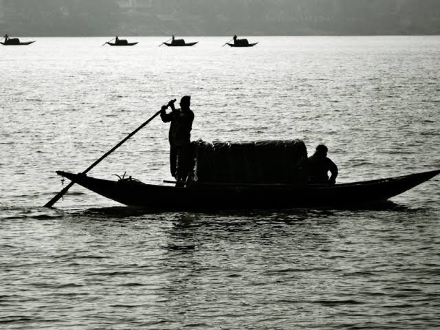 दूर बरगद की शीतल छाँव में ,फिर उदास बैठी हो किनारे गांव में's image