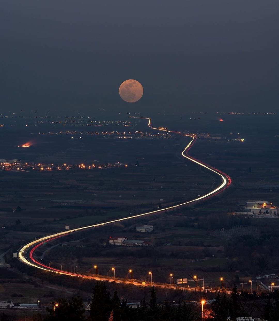 अकेला चाँद's image