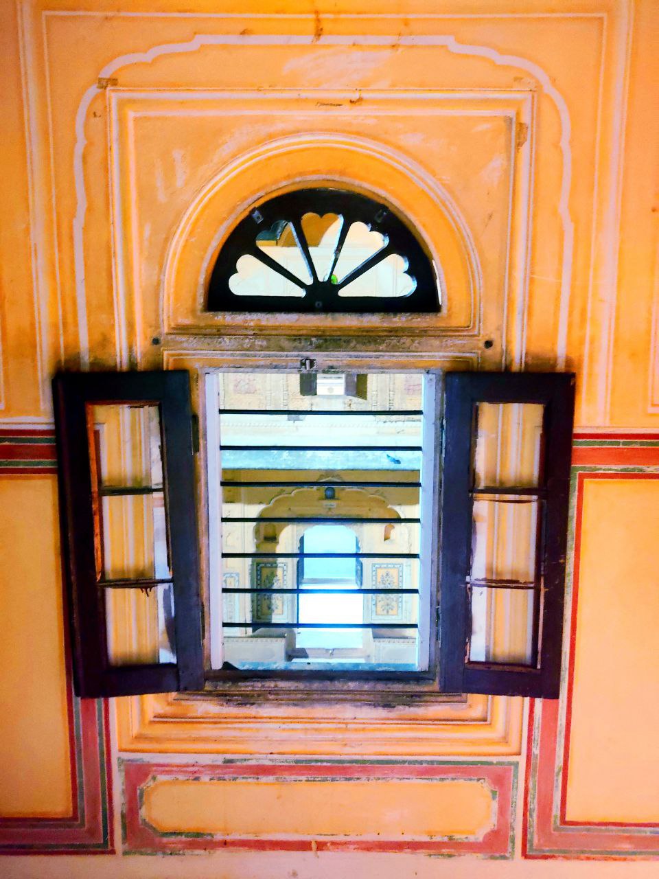 खिड़कियां's image