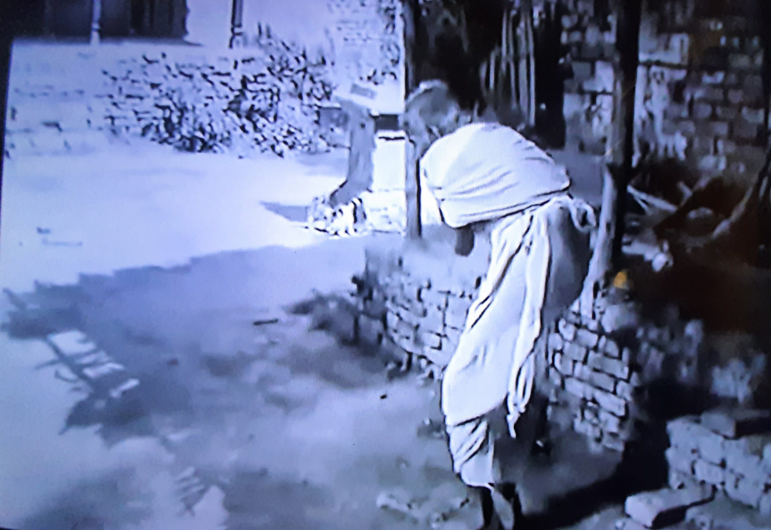 'कुछ ही कोस चलके रिश्ते थक गए.....'