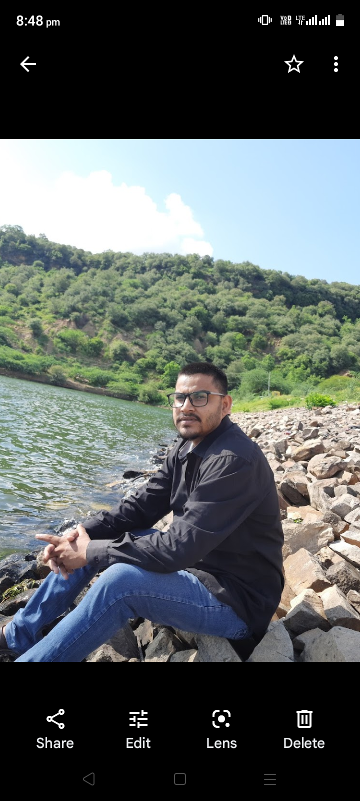 अकेले है बो और मुस्कुरा रहे है।'s image