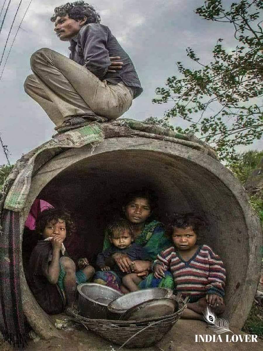 लोग गुरबत में जी रहे हैं