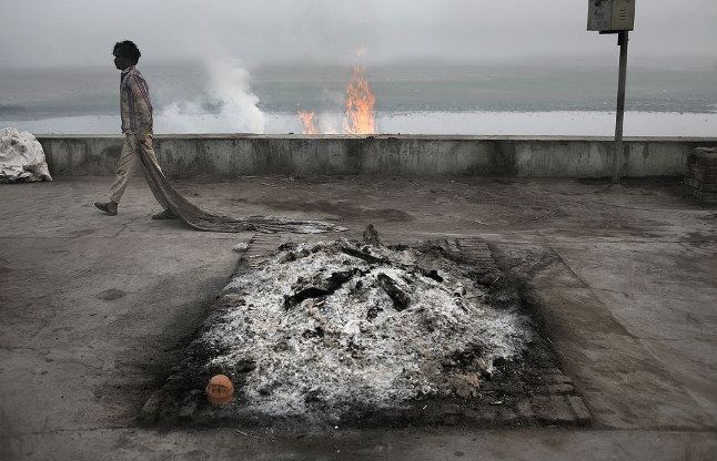 धुआं या मिट्टी हो जाना है's image