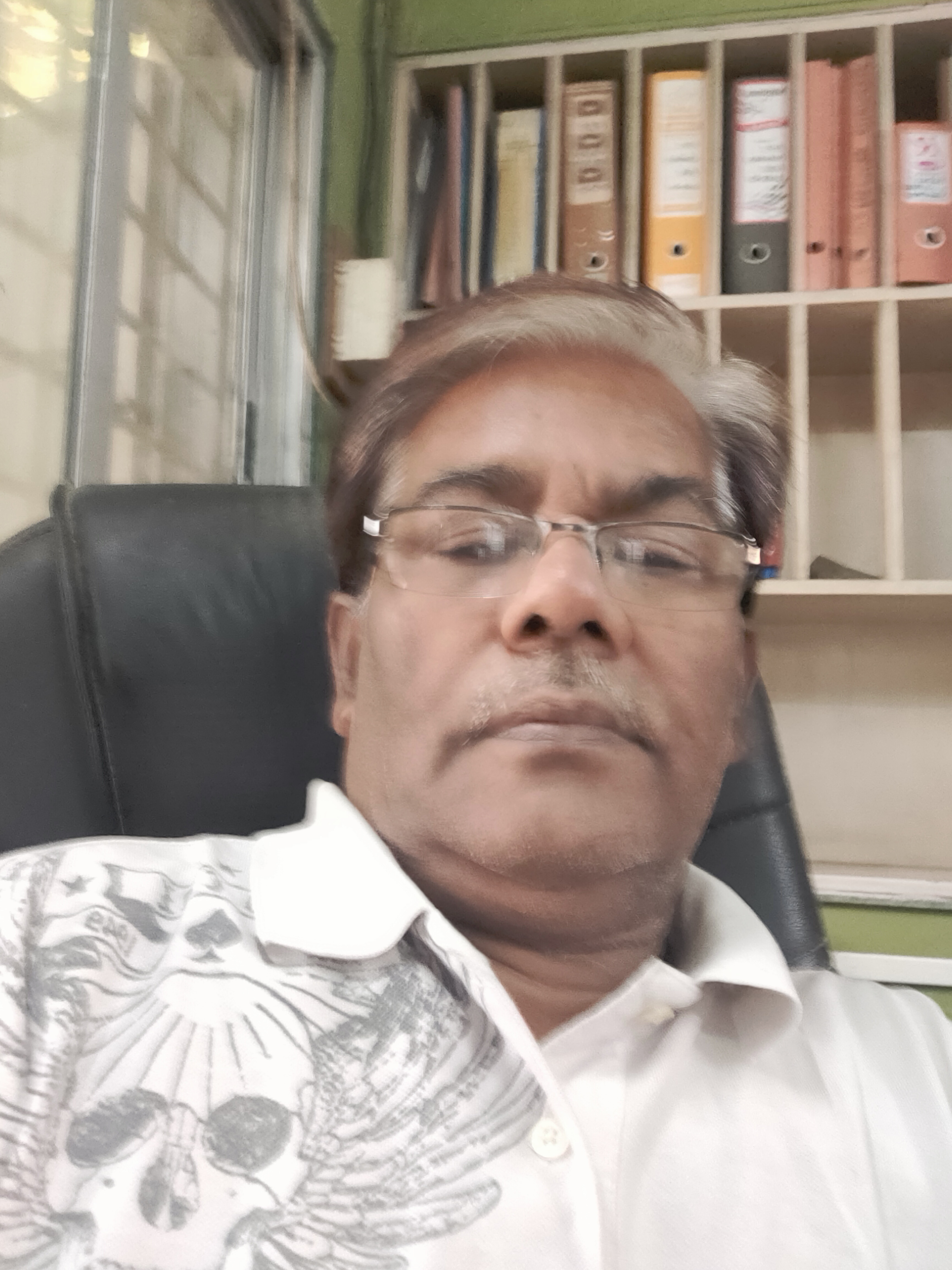 हजारों गम हैं's image