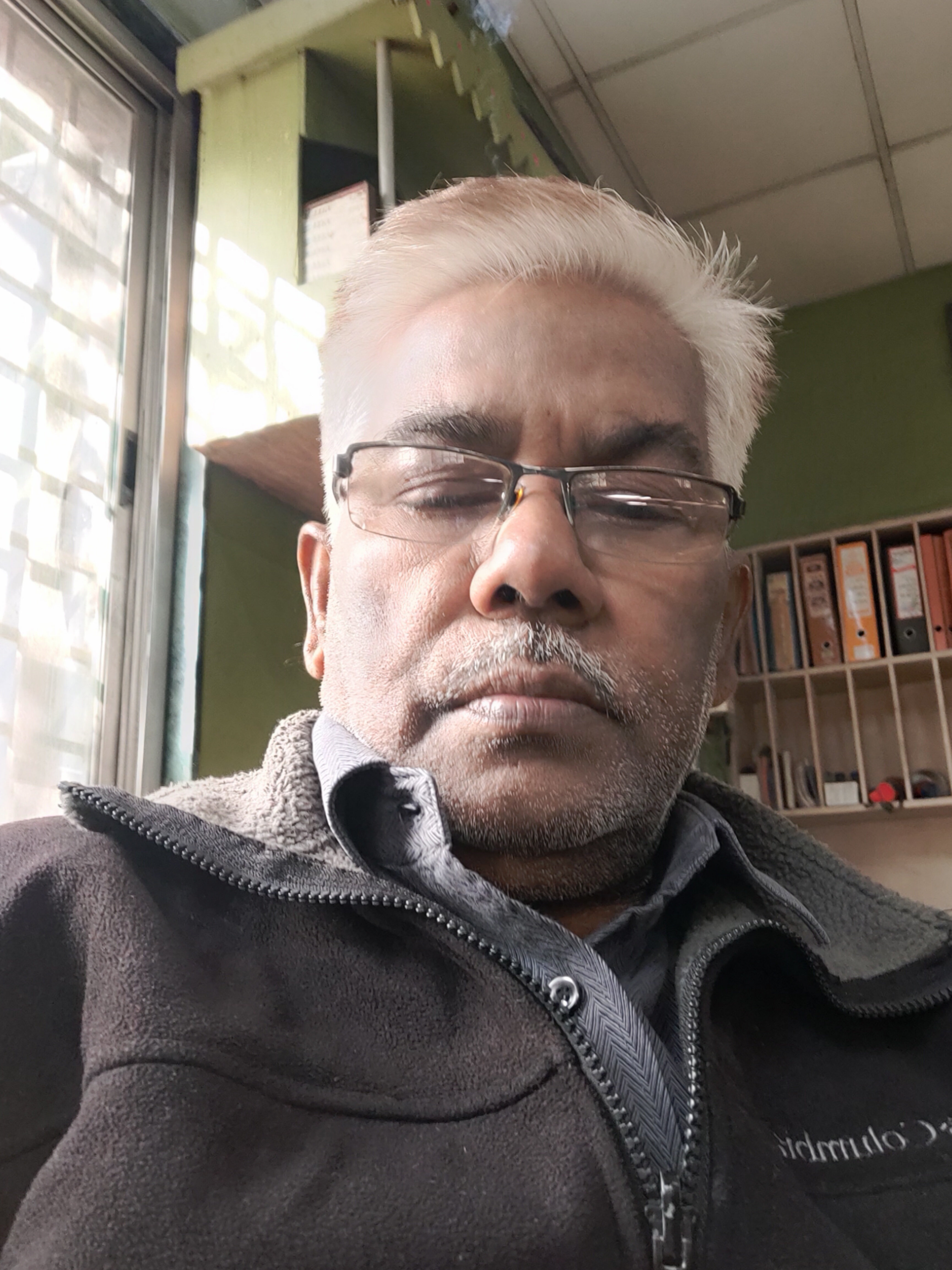 बेचैन's image