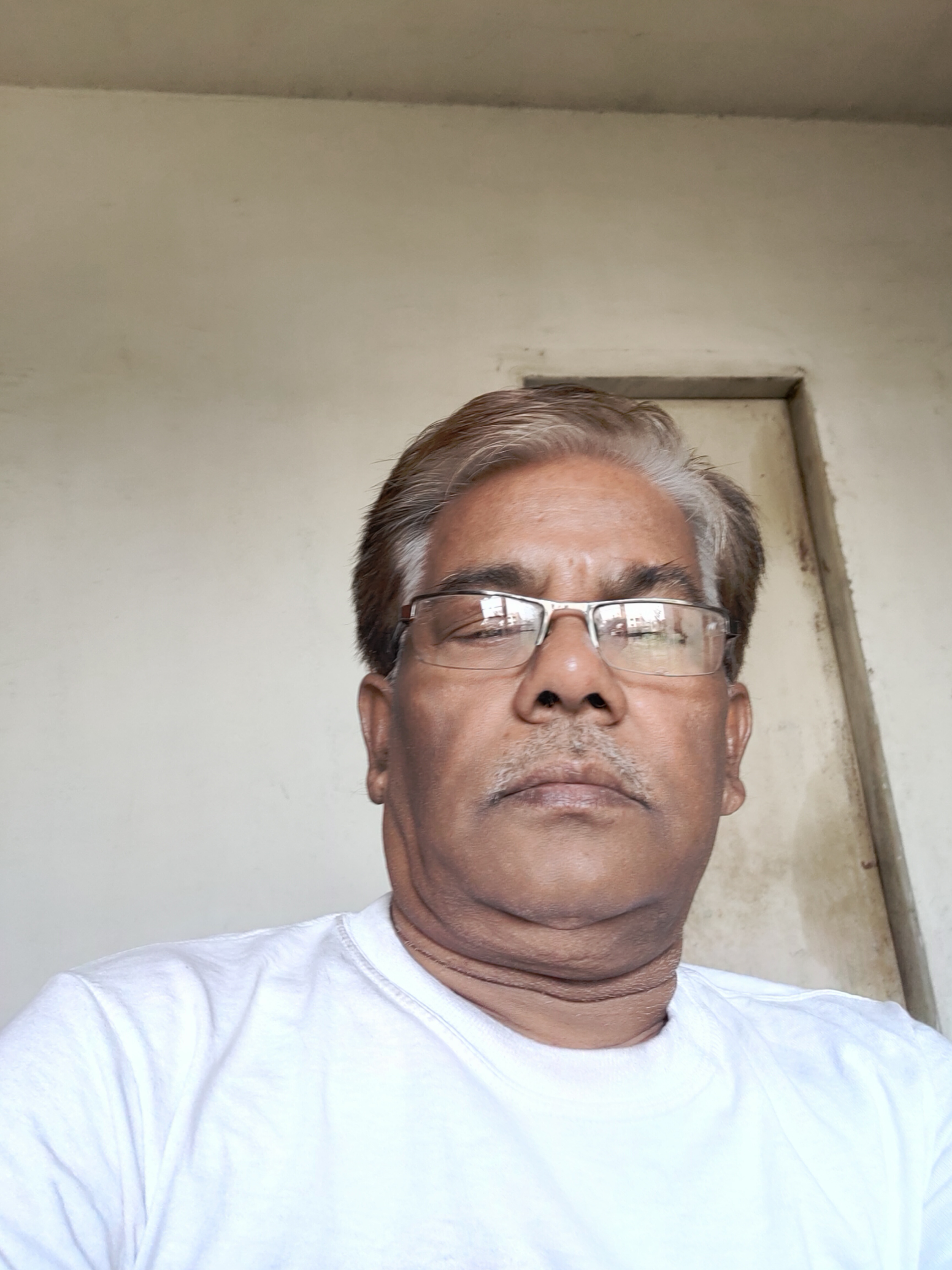 वजूद का बिखराव's image