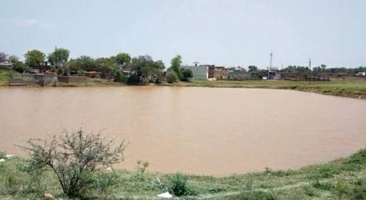 ठहरा हुआ पानी's image