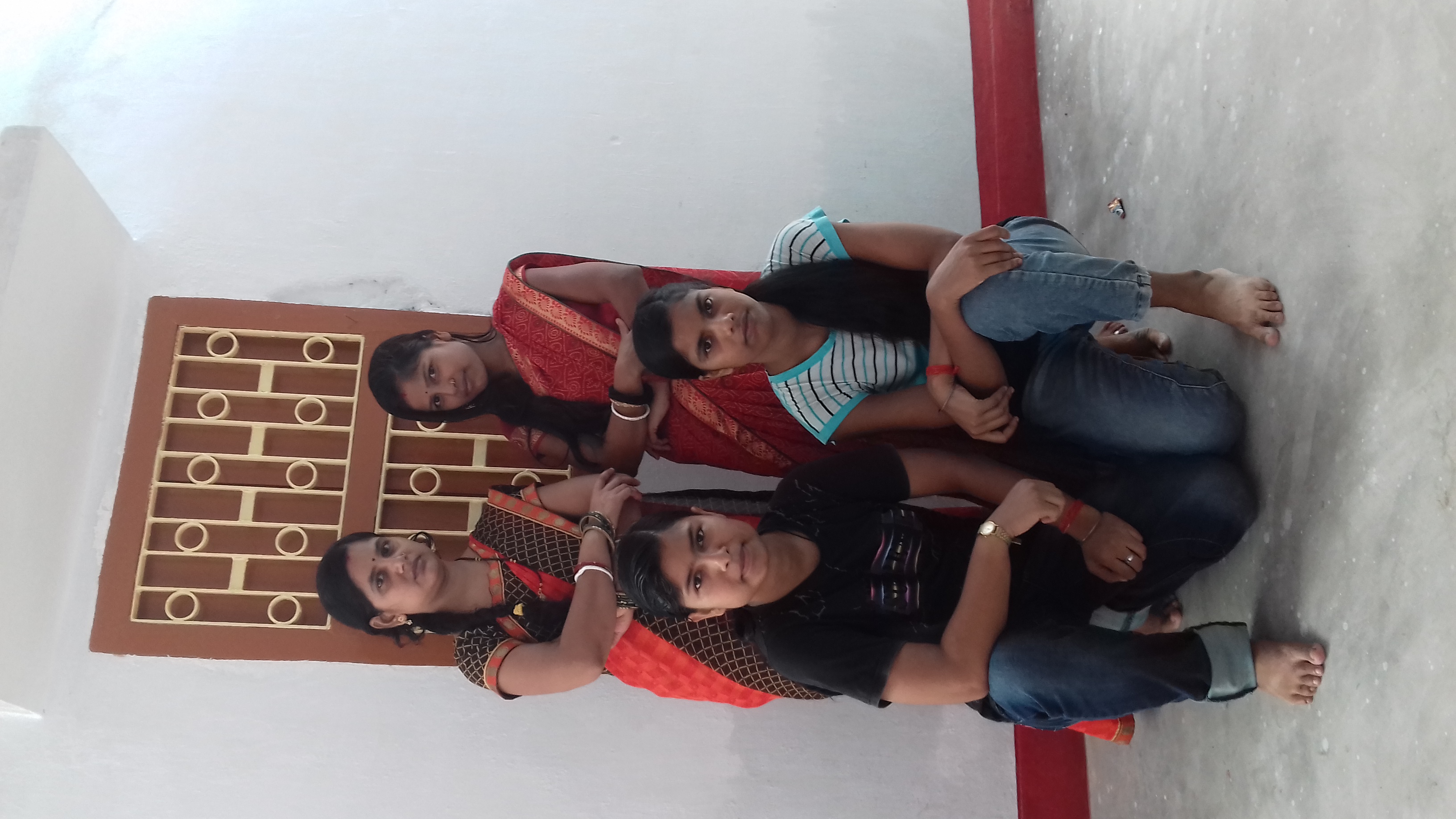 बहनो का संग's image