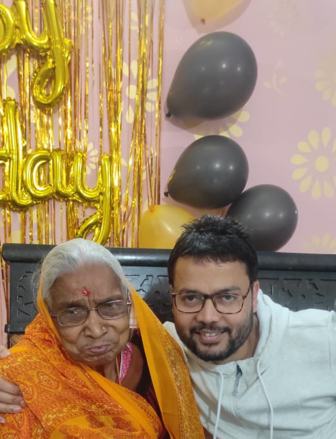 तुम अतीत नहीं हो माँ ~संजय कवि 'श्रीश्री''s image