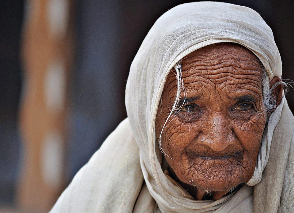 मेरे गांव की बुढ़िया's image