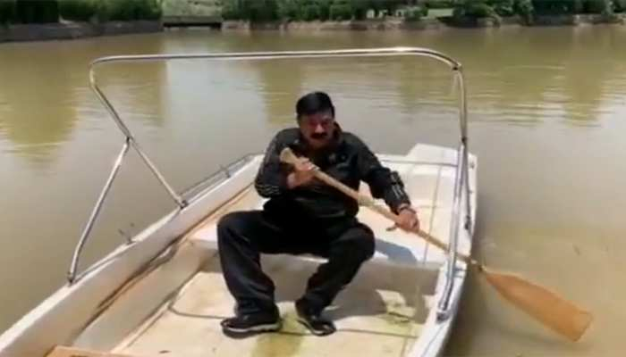 हॉल में चप्पू चलाते रहे's image