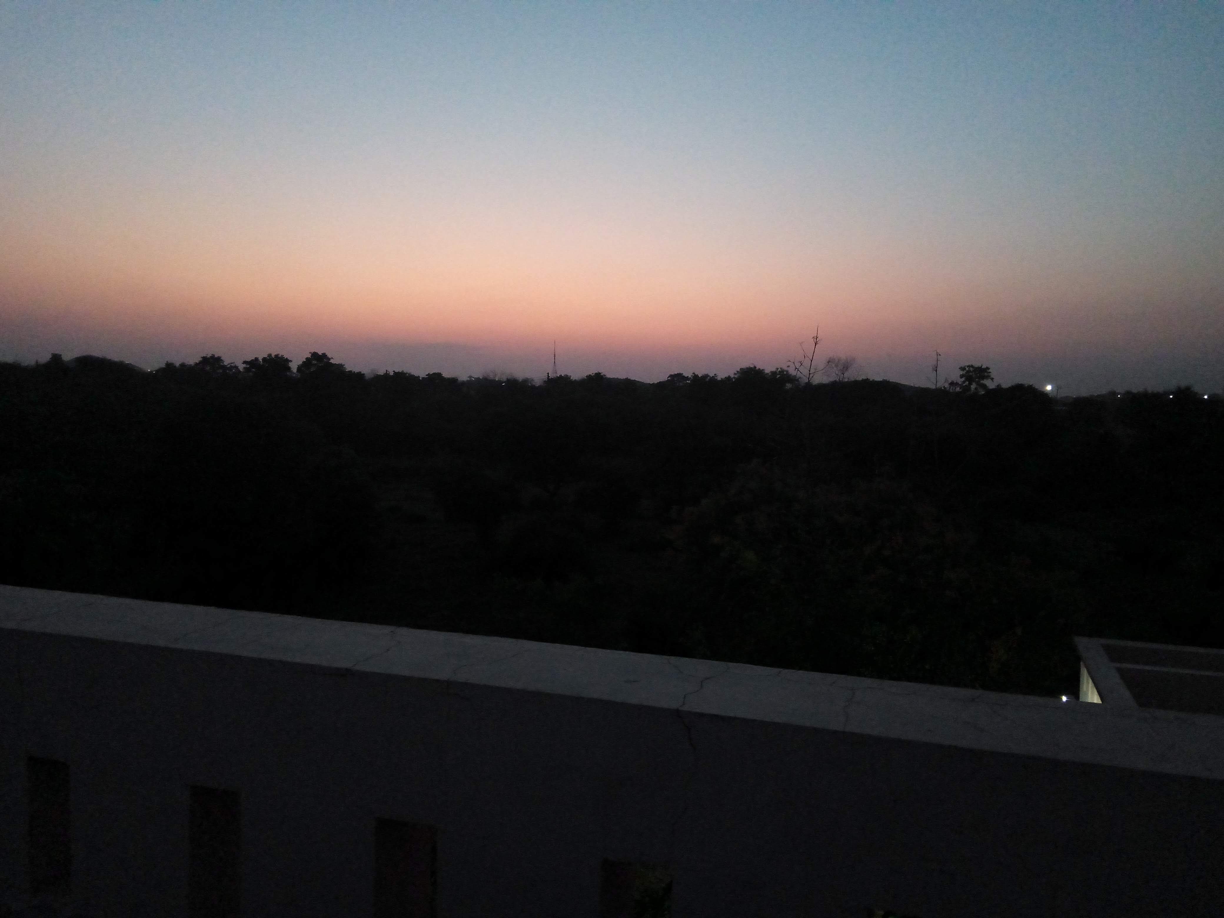 रात के ढ़लने में कुछ वक्त बाकी है......