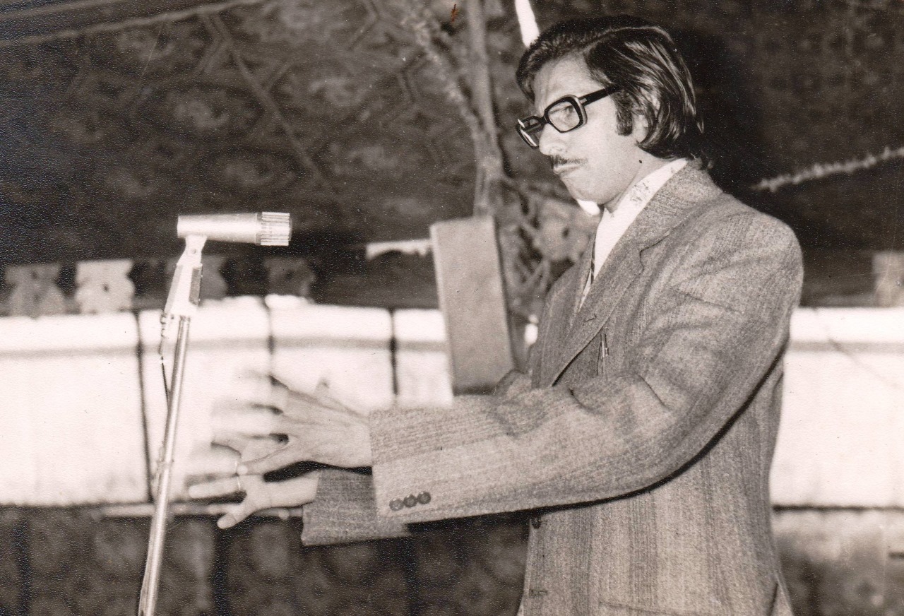 हम-तुम एक डाल के पंछी's image