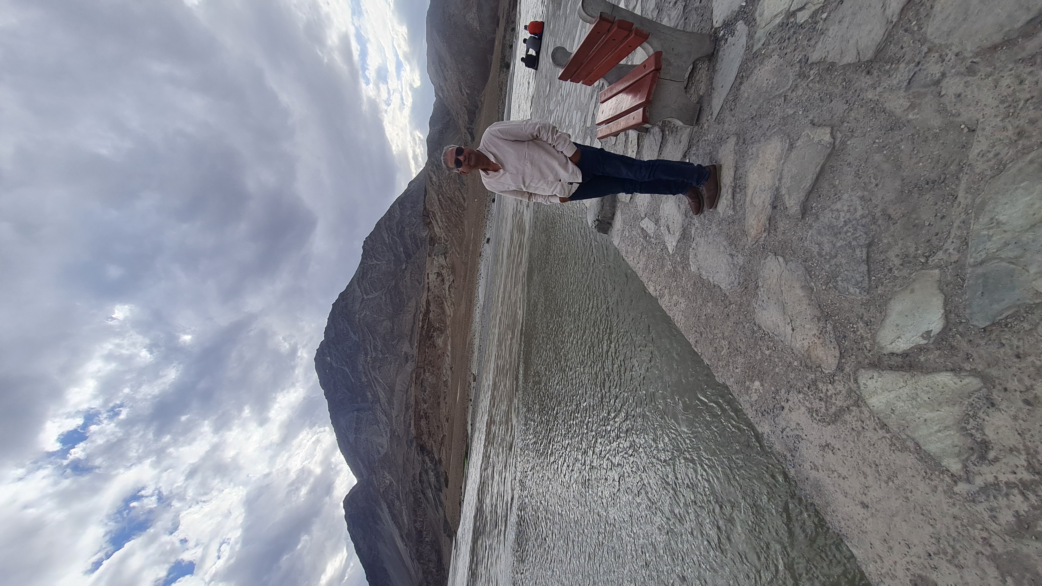 कौन गुजारता ये ज़िंदगी ऐसे....'s image