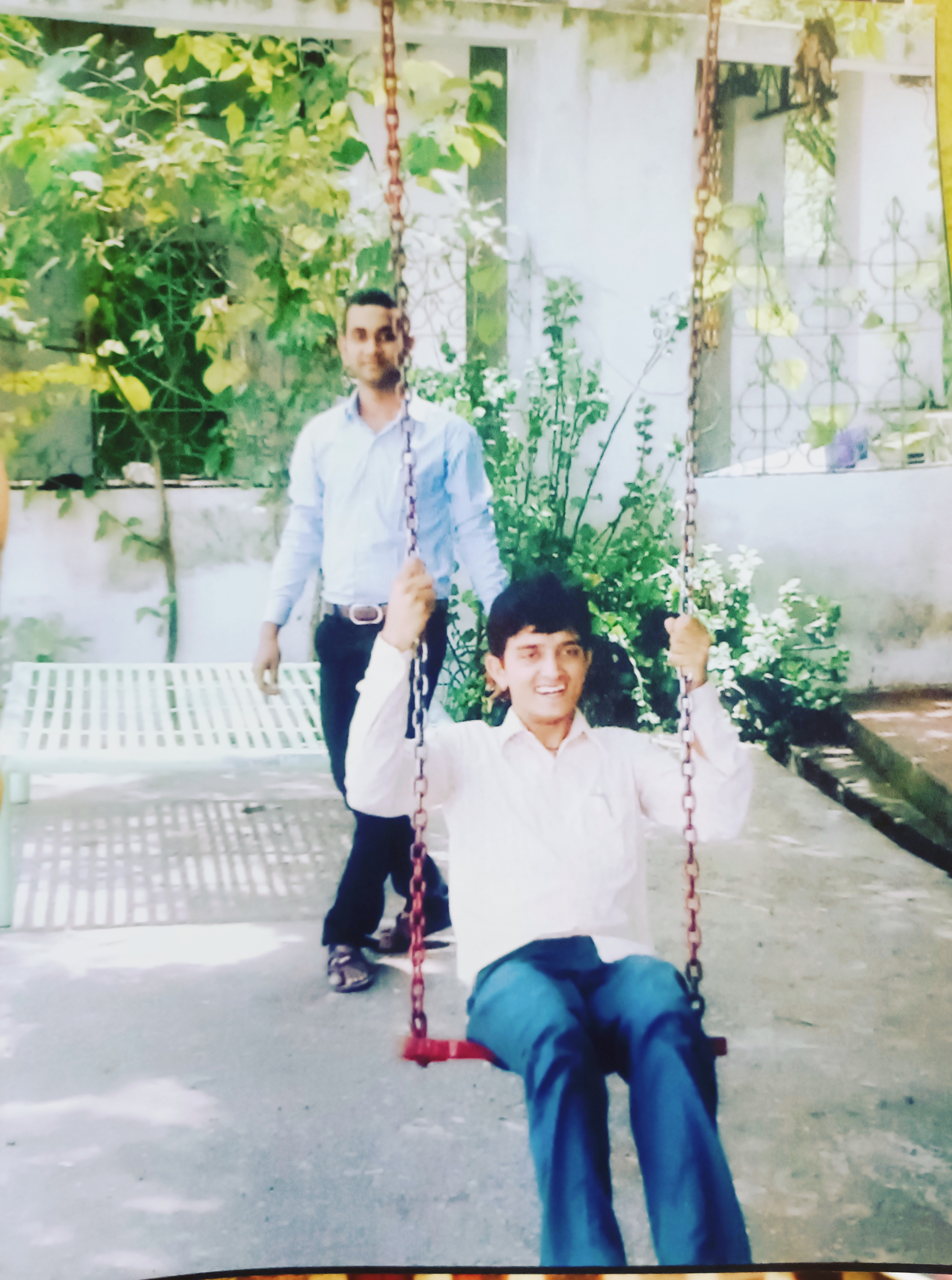 ' हंसकर चलना होगा''s image