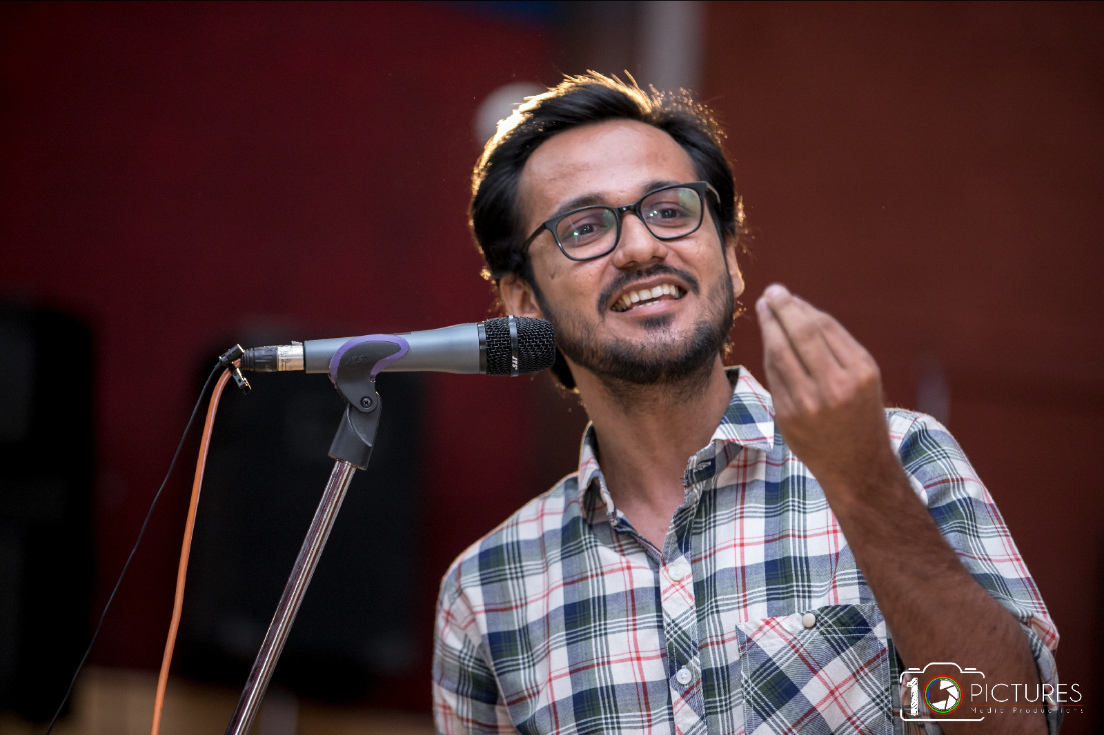 सब हुनर आते हैं उन को आशिक़ी को छोड़ कर's image